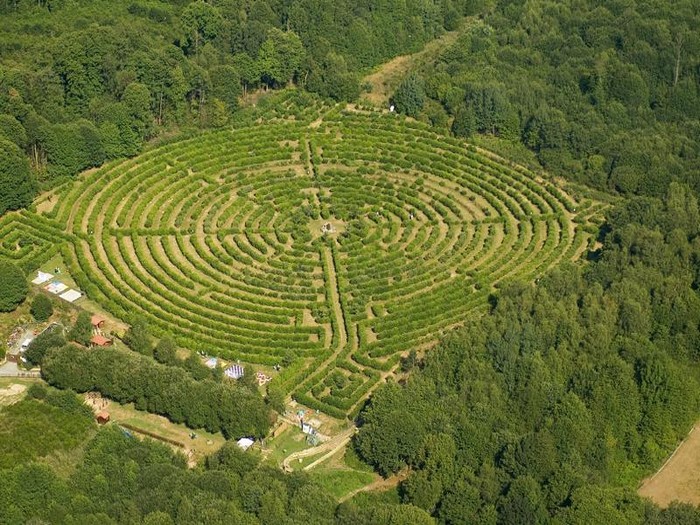 labyrinthe géant tout près de la demeure de louis